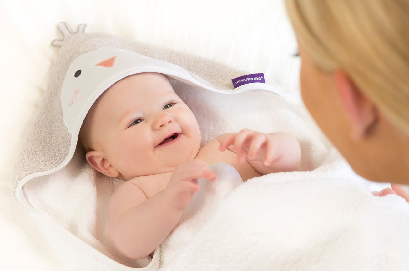 Ein Bild zeigt ein Baby in Produkten des Unternehmens ClevaMama.