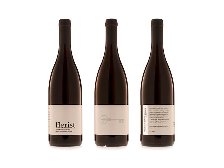 Ein Bild zeigt Weinflaschen von Herist Wein.