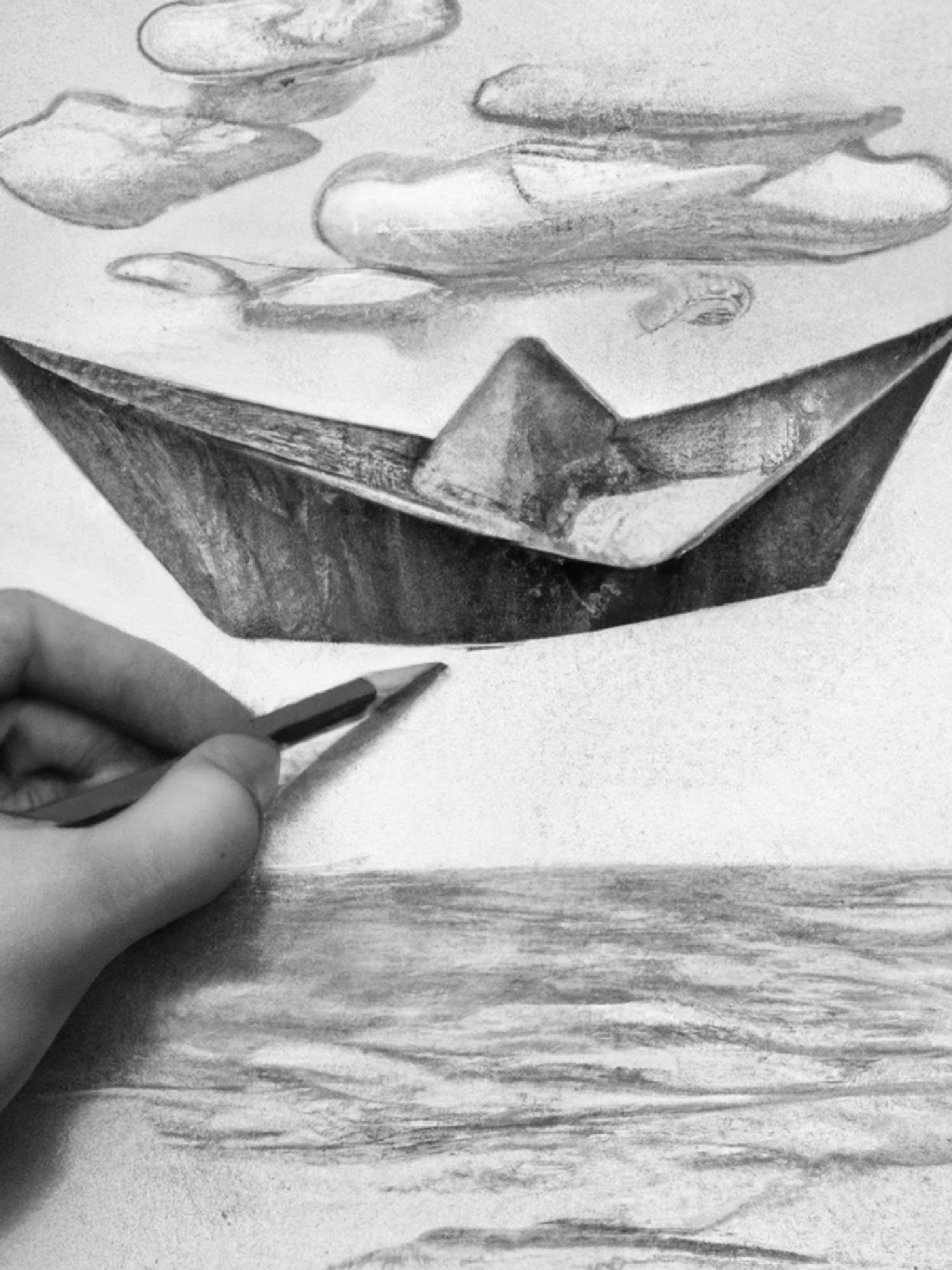 Ein Foto zeigt eine Zeichnung eines Boots aus Papier fliegend über dem Meer.