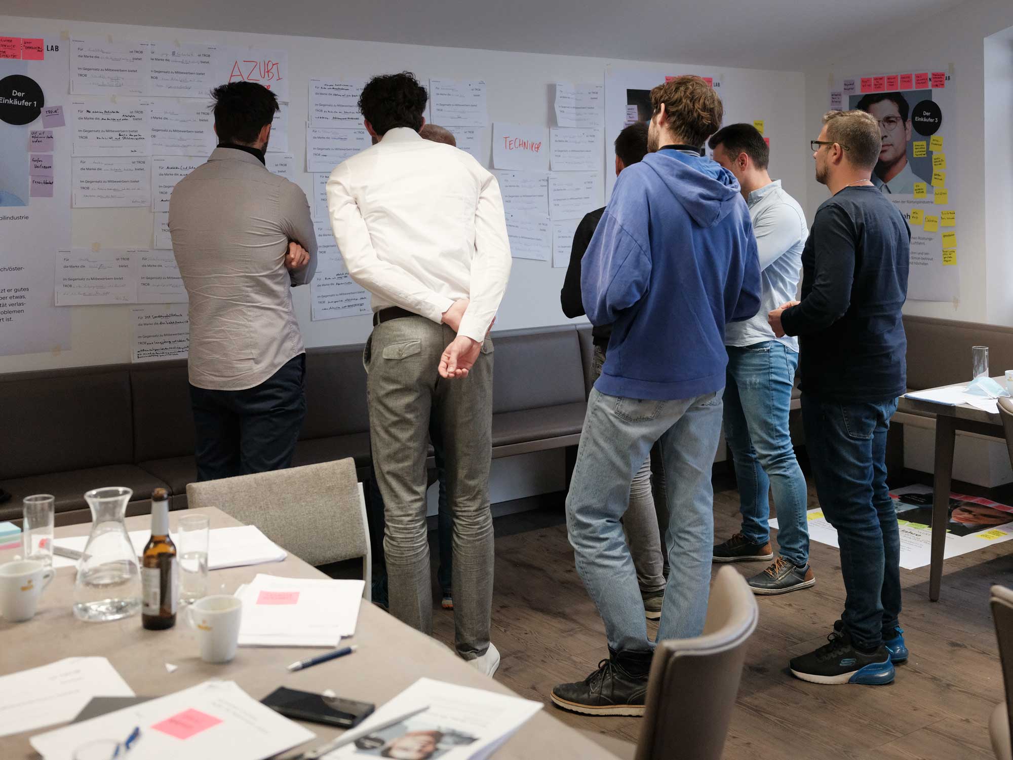 Dieses Bild zeigt ein Foto der Gruppenarbeit beim Brand-DNA Workshop von Identity Lab.