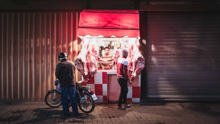 Dieses Bild zeigt eine Fleischerei in Marokko.
