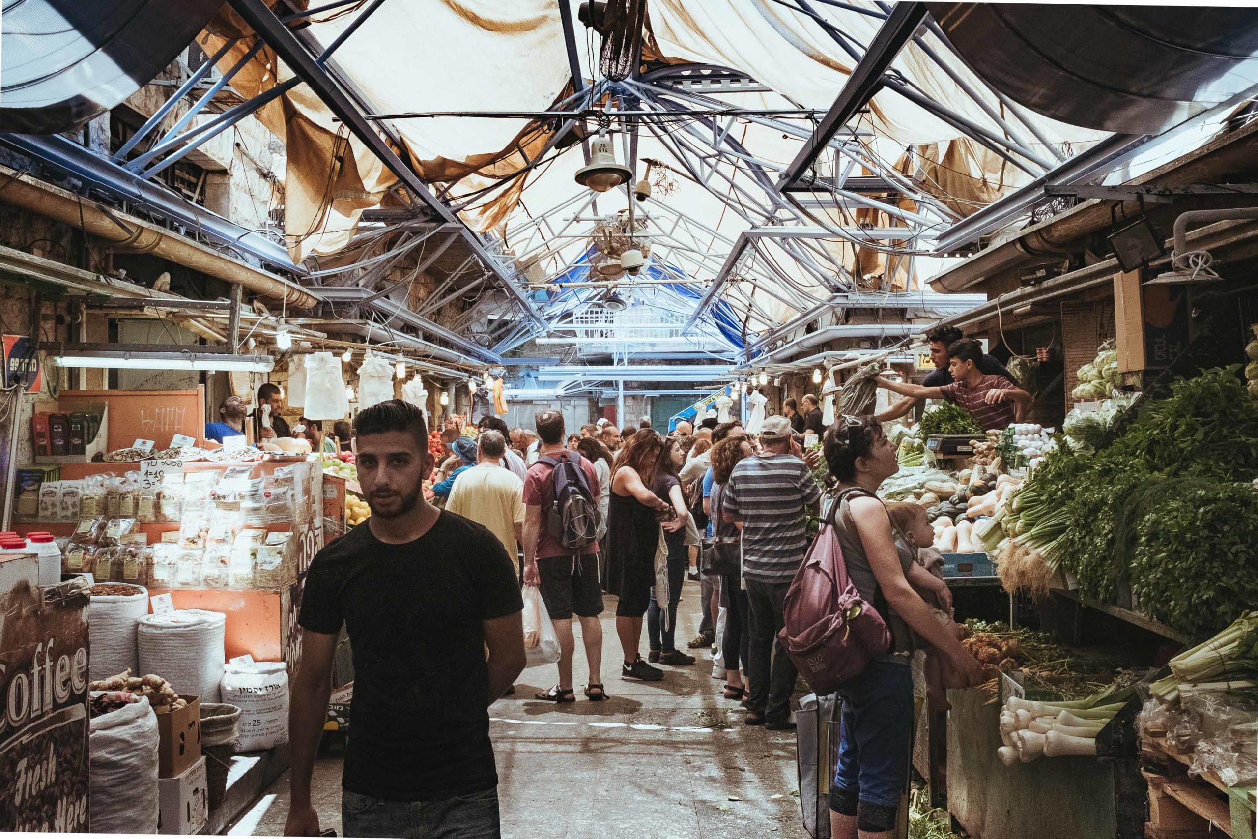 Dieses Bild zeigt ein Foto aus einer Bilderserie, aufgenommen in Mahane Yehuda Market in Jerusalem.