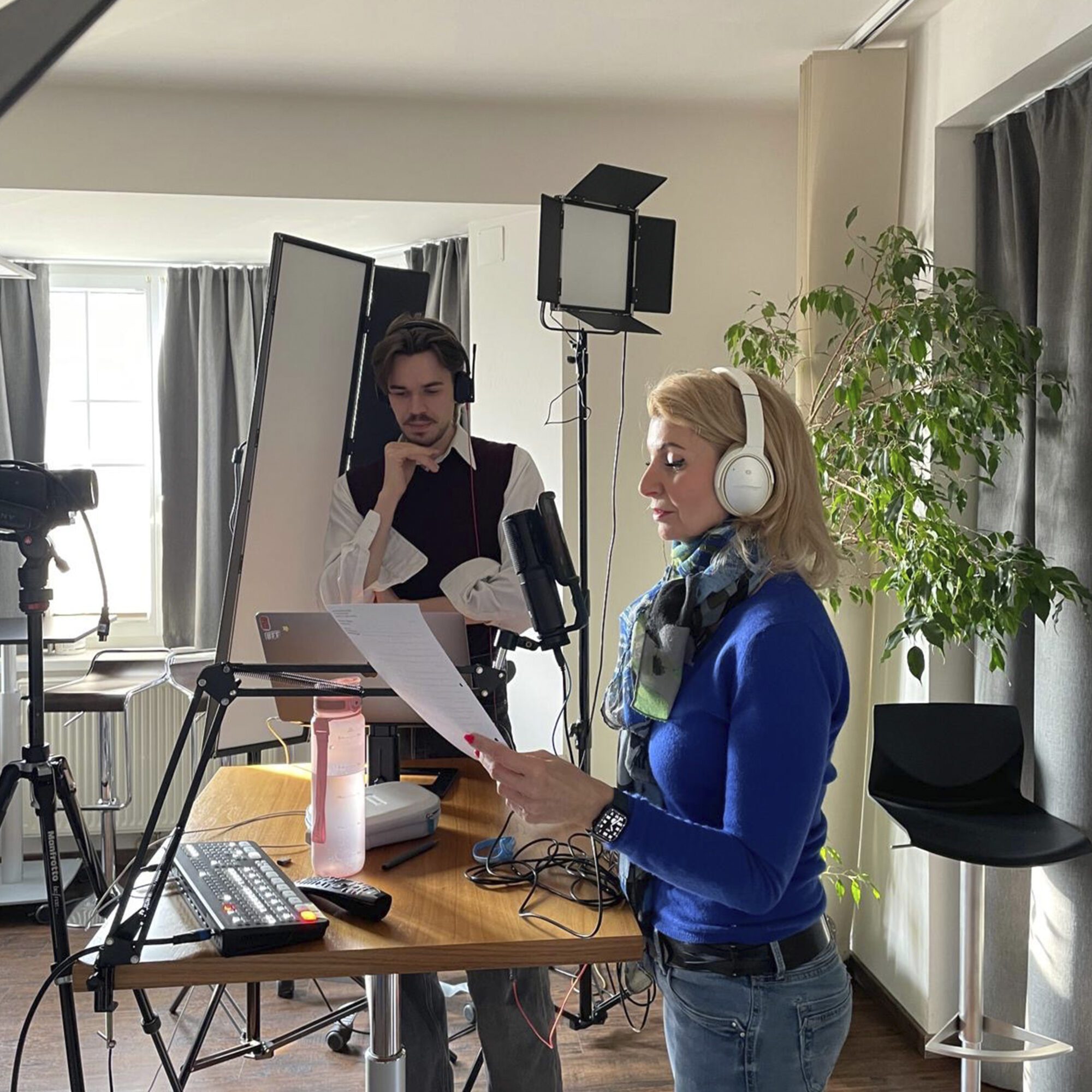 ORF Sprecherein Nadja Mader im Studio beim Einsprechen der Texte für die Gehirngesund Videos.