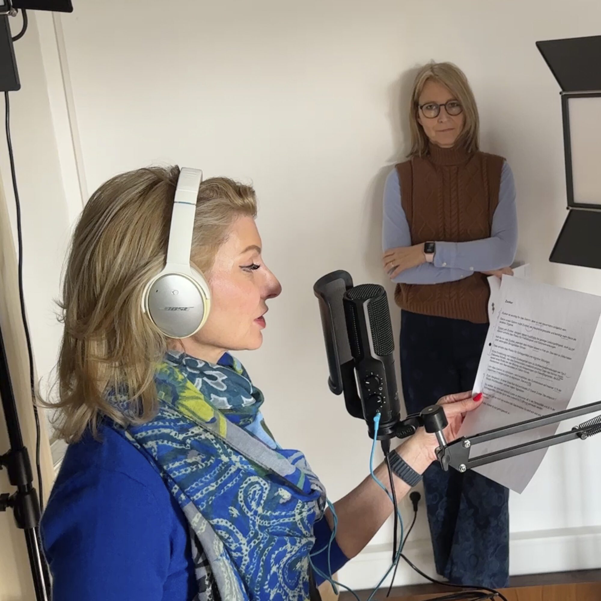 ORF Sprecherein Nadja Mader im Studio beim Einsprechen der Texte für die Gehirngesund Videos.