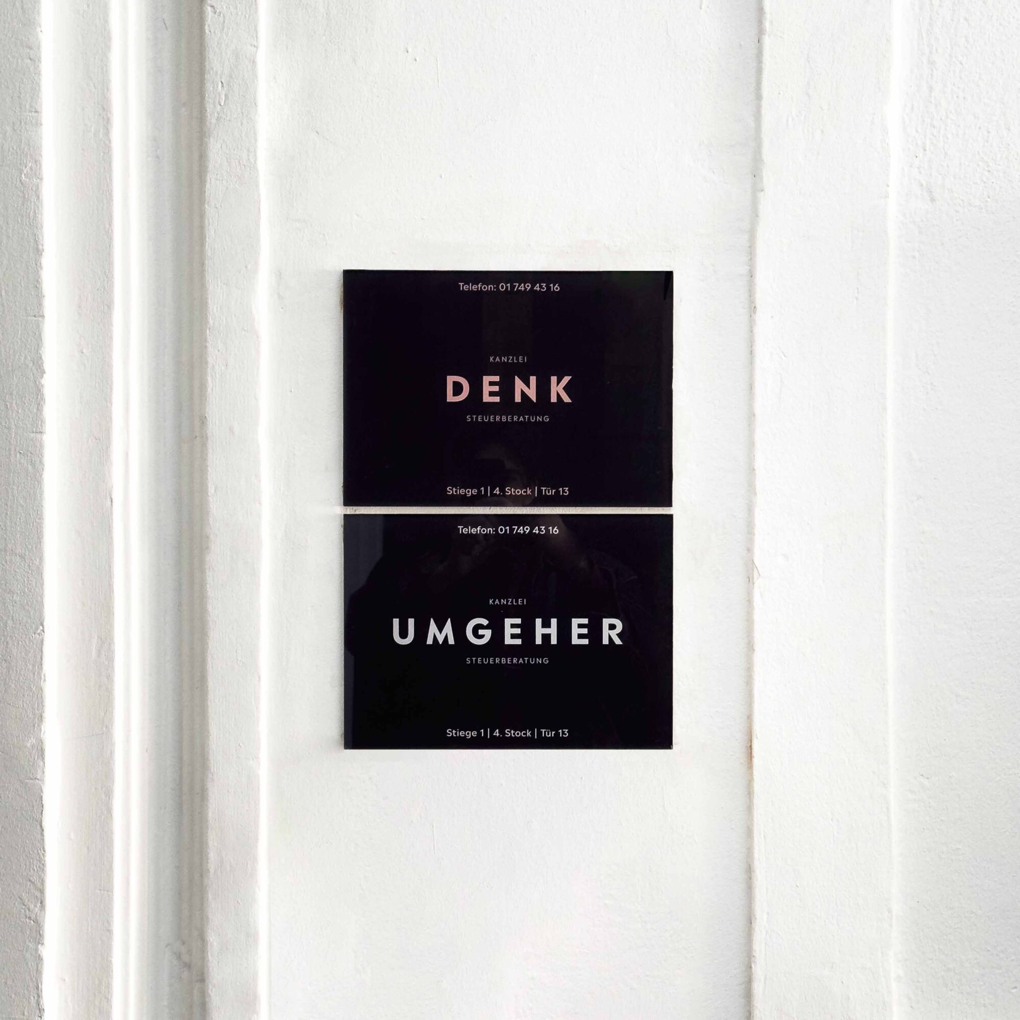 Firmenschilder von Steuerberatungskanzlei DENK und UMGEHER in der Neubaugasse Wien. Gemacht von Designbüro Identity Lab